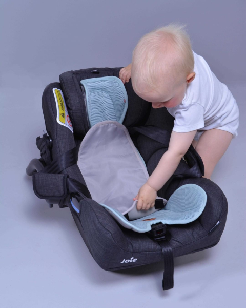 Optimer dit barns komfort i autostolen med Easygrow Air Inlay. Det luftige air mesh skum giver en svalende effekt på varme dage og beskytter autostolen.