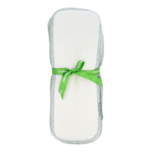 Little Lamb bambus-indlæg i 2 lag rullet og bundet med grønt Little Lamb-bånd