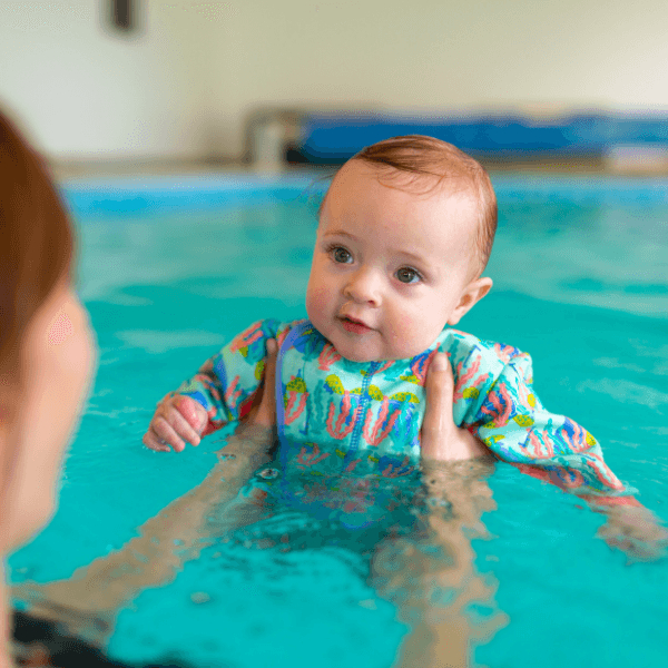 Close Pop-in babysvømmedragt med badeble i brug i pool