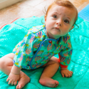 Close Pop-in babysvømmedragt med UPF 50+ - Skildpadder